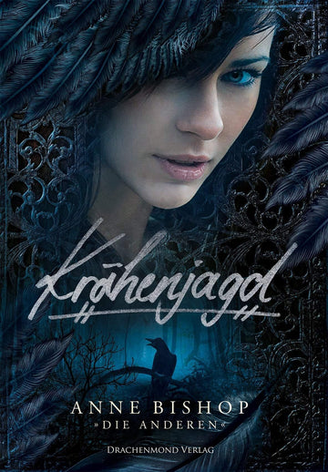 Das Produktbild zeigt eine Nahaufnahme eines Frauengesichts. Das linke Auge wird von einem Krähenflügel abgedeckt. Unterhalb des Gesichts steht der Buchtitel und der Name der Autorin. Am Rand des Covers sind Krähenfedern abgebildet. Die Grundfarbe ist dunkelblau.
